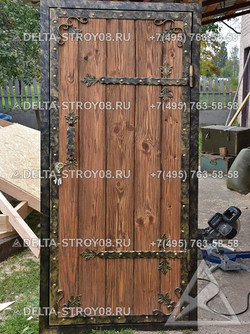 ДКСН Кованая дверь под старину К с элементами из железа и коробкой