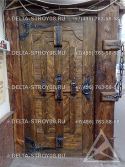 ДКМ Кованая дверь под старину У с резьбой по дереву обитая металлом