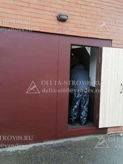 У Распашные гаражные ворота с правой дверью из холоднокатаной стали