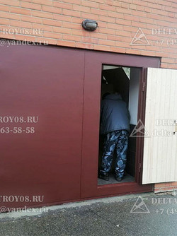 Утепленные гаражные ворота П2лс с распашной калиткой и вентиляцией