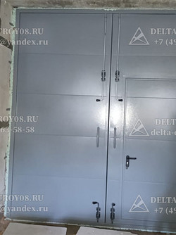 Пр Утепленные гаражные ворота вентилируемые с решеткой и замком Пкомб