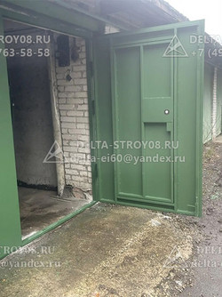 ВМГ Распашные гаражные ворота Пкомб с калиткой и наличником из металла К