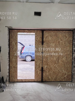 Утепленные распашные ворота гаражные ВМГ с калиткой запираемой 02