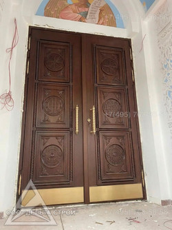 Дверь в Церковь теплая с металлической рамой и отделкой из массива