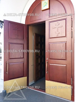 Дверь в Церковь для дома причта с замком под ключ и отбойником