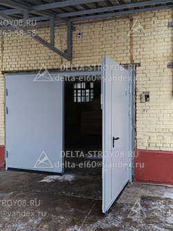 Промышленные ворота распашные высокие для продуктового рынка ВС