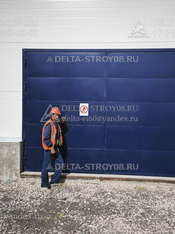 Автоматические ворота распашные на петлях синие с теплоизоляцией
