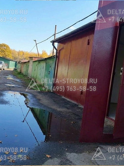 Гаражные распашные ворота ГВР с калиткой и замком красные