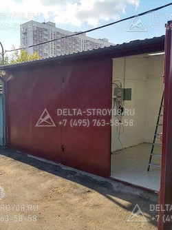 Гаражные распашные ворота ГВР с калиткой и замком красные
