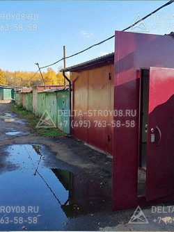 Гаражные распашные ворота ГВР с калиткой и замком красные