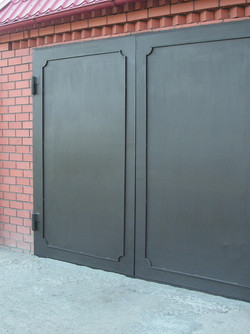 Распашные гаражные ворота из металла и металлопрофиля
