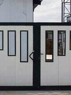 Распашные гаражные ворота с панорамными вставками